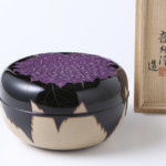 音丸耕堂　蟹文木彫菓子器　漆芸 人間国宝 ¥9000 共箱有り 音丸耕堂 銘々彫入り盆 5枚 共箱 未使用 | 古美術ささき